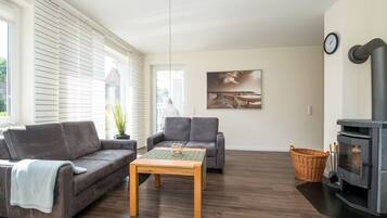 House | Living room | TV, fireplace, DVD player