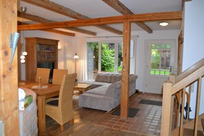 Ferienhaus | Wohnzimmer | Fernseher, Kamin