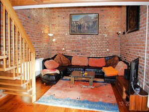 House | Living room | TV, fireplace, DVD player