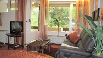 Apartemen (Appartement 120) | Ruang keluarga | TV