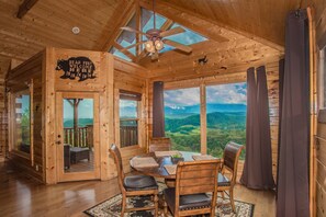 Dining - A Pleasant View: Honeymoon, Mtn Views, Resort Pool, Game Room, Hot Tub, near Attractions! (Sevierville)