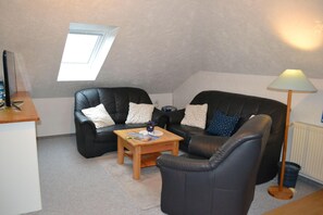 Apartment (Eidernest) | Living room | TV - Eidernest (Toenning)