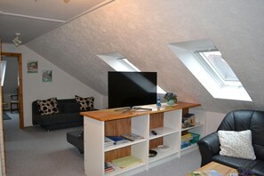 Apartment (Eidernest) | Living room | TV - Eidernest (Toenning)