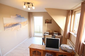 Apartment | Wohnzimmer | Fernseher, DVD-Player