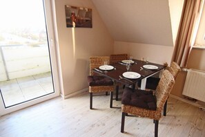 Apartment | Private kitchen | Fridge, microwave, stovetop, dishwasher - Appartement Lee (Sylt)