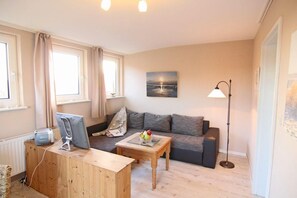 Apartment | Wohnzimmer | Fernseher, DVD-Player