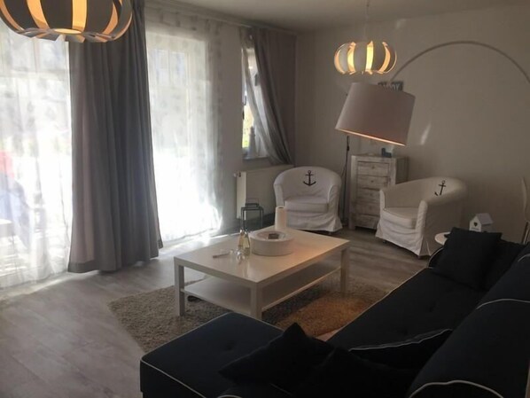 Apartment | Wohnzimmer | Fernseher, DVD-Player