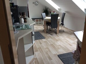 Appartement | Privékeuken | Een koelkast, een magnetron, een kookplaat, een vaatwasser