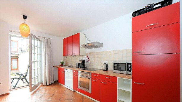 Cafetera/tetera, refrigerador, microondas, placa de cocina