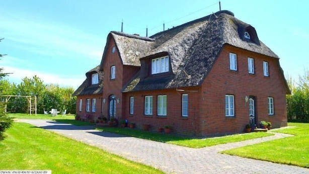 Exterior - Lee (Dunsum)