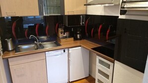Appartement | Privékeuken | Een koffiezetapparaat/waterkoker, een koelkast, een magnetron