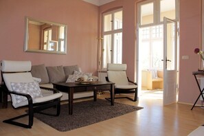 Apartment | Wohnzimmer | Fernseher, DVD-Player