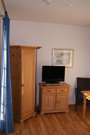 Apartment | Wohnzimmer | Fernseher, DVD-Player