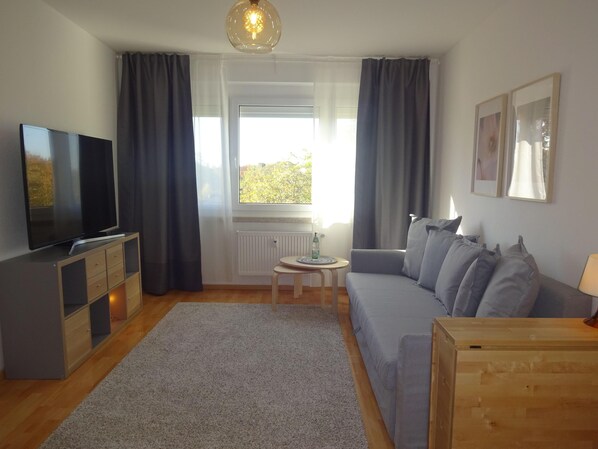 Apartment (Zuhause mit Aussicht (Wi-Fi)) | Living room | TV - Zuhause mit Aussicht (Leipzig)