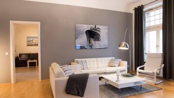 Apartment | Ruang tamu | TV, pemain DVD