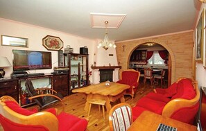 Villa | Wohnzimmer | Fernseher, Kamin, DVD-Player
