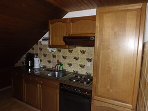 Appartement | Cuisine privée | Réfrigérateur, four à micro-ondes, surface de cuisson