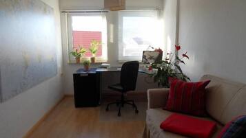 Apartment | Wohnzimmer | Fernseher, DVD-Player