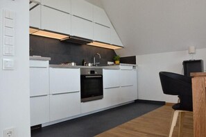 Apartment | Eigene Küche | Kühlschrank, Herdplatte, Geschirrspüler