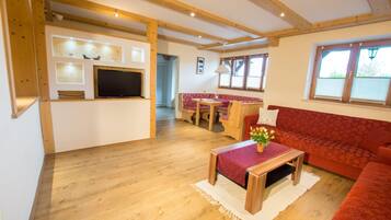 Apartemen | Ruang keluarga | TV