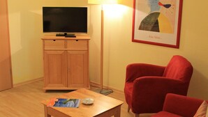Apartment | Living room | TV - Strandnahe Ferienwohnung im Ostseebad Göhren (Göhren)