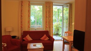 Apartment | Living room | TV - Strandnahe Ferienwohnung im Ostseebad Göhren (Göhren)