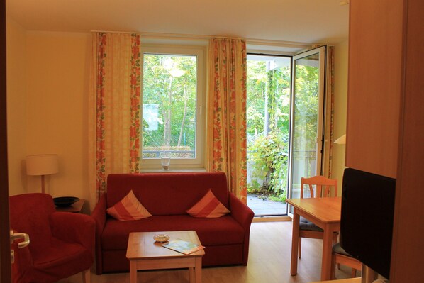 Apartment | Living room | TV - Strandnahe Ferienwohnung im Ostseebad Göhren (Göhren)