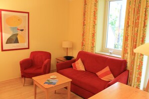 Apartment | Living room | TV - Strandnahe Ferienwohnung im Ostseebad Göhren (Göhren)