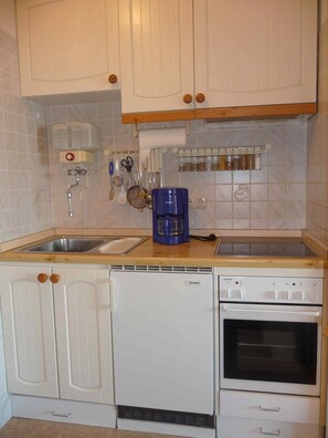 Apartment | Eigene Küche | Kühlschrank, Herdplatte, Wasserkocher mit Kaffee-/Teezubehör