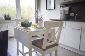 Ferienhaus | Eigene Küche | Kühlschrank, Herdplatte, Wasserkocher mit Kaffee-/Teezubehör