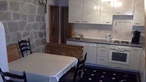 Apartment | Private kitchen - Ferienwohnung Quellenhof "ausgebaute Scheune" (Kollnburg)