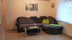 Apartment (Ferienwohnung Nickl) | Wohnzimmer | Fernseher