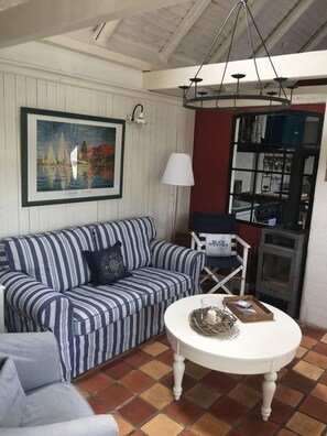 Ferienhaus | Wohnzimmer | Fernseher, Kamin