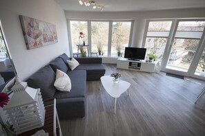 Apartment | Living room | TV, DVD player - Strandhaus Nordseebrandung Fewo A2.5 (Cuxhaven)