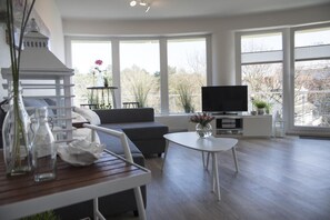 Apartment | Wohnzimmer | Fernseher, DVD-Player