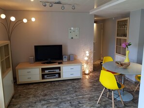 Apartment | Wohnzimmer | Fernseher, DVD-Player