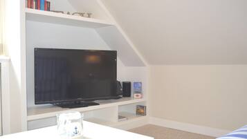 Apartment | 1 bedroom, cribs/infant beds, free WiFi