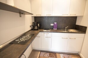 Apartment | Eigene Küche | Kühlschrank, Herdplatte, Wasserkocher mit Kaffee-/Teezubehör