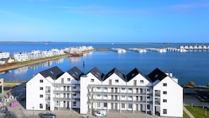 A coastal hotel with modern architecture, a marina, and a clear view of the sea. - 2-zi-hafenwohnung Reeder's Nest Olpenitz (Kappeln)