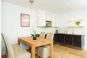 Apartamento | Cozinha privada | Geladeira, cooktop, lava-louças, cafeteira/chaleira