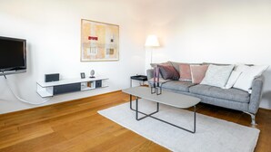 Appartement | Woonkamer | Televisie en een open haard