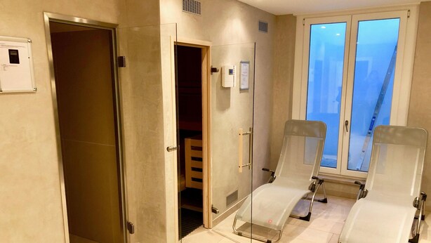 Une pièce comprenant deux fauteuils inclinables, une porte donnant sur un placard et une fenêtre avec vue.