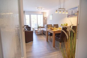 Apartment | Wohnzimmer | Fernseher, DVD-Player