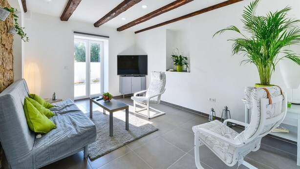 Huis (Villa Dragica mit Pool auf Terasse nu) | Woonkamer | Een televisie