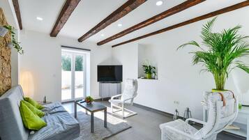 Ferienhaus (Villa Dragica mit Pool auf Terasse nu) | Wohnzimmer | Fernseher