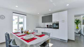 House (Villa Dragica mit Pool auf Terasse nu) | Private kitchen | Fridge