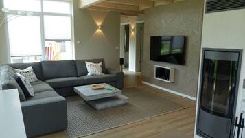 Ferienhaus | Wohnzimmer | Fernseher, Kamin