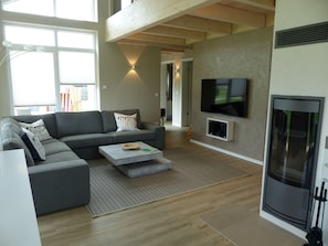 House | Living room | TV, fireplace - Haus Linde (Prasdorf)