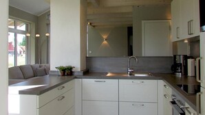 Casa | Cocina privada | Cafetera o tetera, frigorífico, microondas y placa de cocina