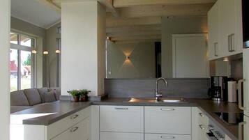Ferienhaus | Eigene Küche | Kühlschrank, Mikrowelle, Herdplatte, Geschirrspüler
